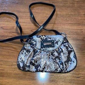 Miche purse small. Large smartphone fits inside. Straps are detachable.